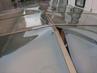 歪んでいるカーポート屋根